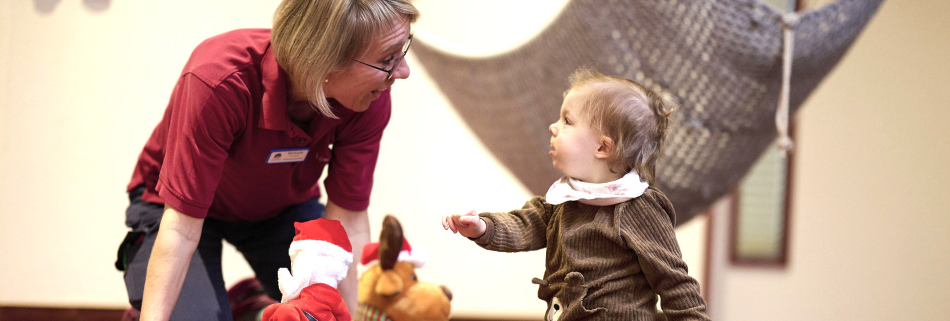 Pflegekraft mit Kind im Kinderhospiz Loewenherz in Syke - Wir freuen uns über deine Bewerbung.